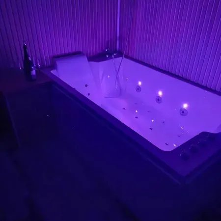 Avec Bain A Remous A Alpesi faház Saint-Loup-Terrier